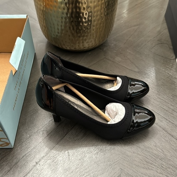 LifeStride Parigi Stretch Pump (WIDE) - Picture 5 of 9